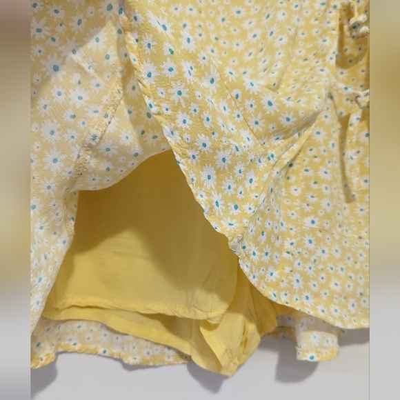 Zara kids skort in yellow flower print. Size US 13-14 (164cm) - Picture 2 of 3
